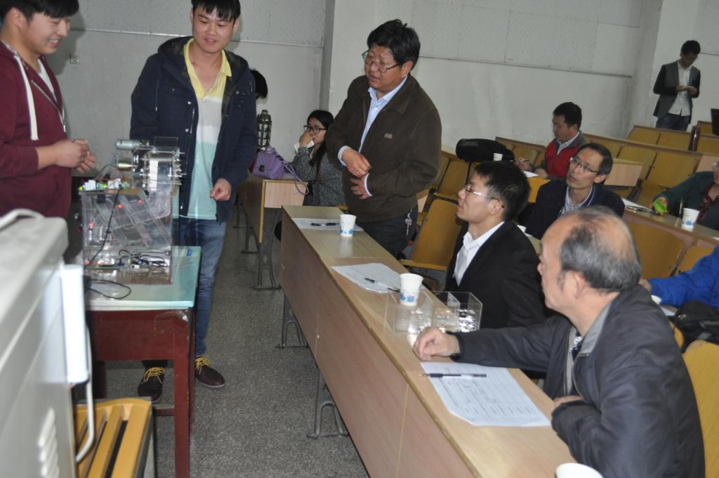 *欧美a片
刘福建等同学对作品进行介绍
